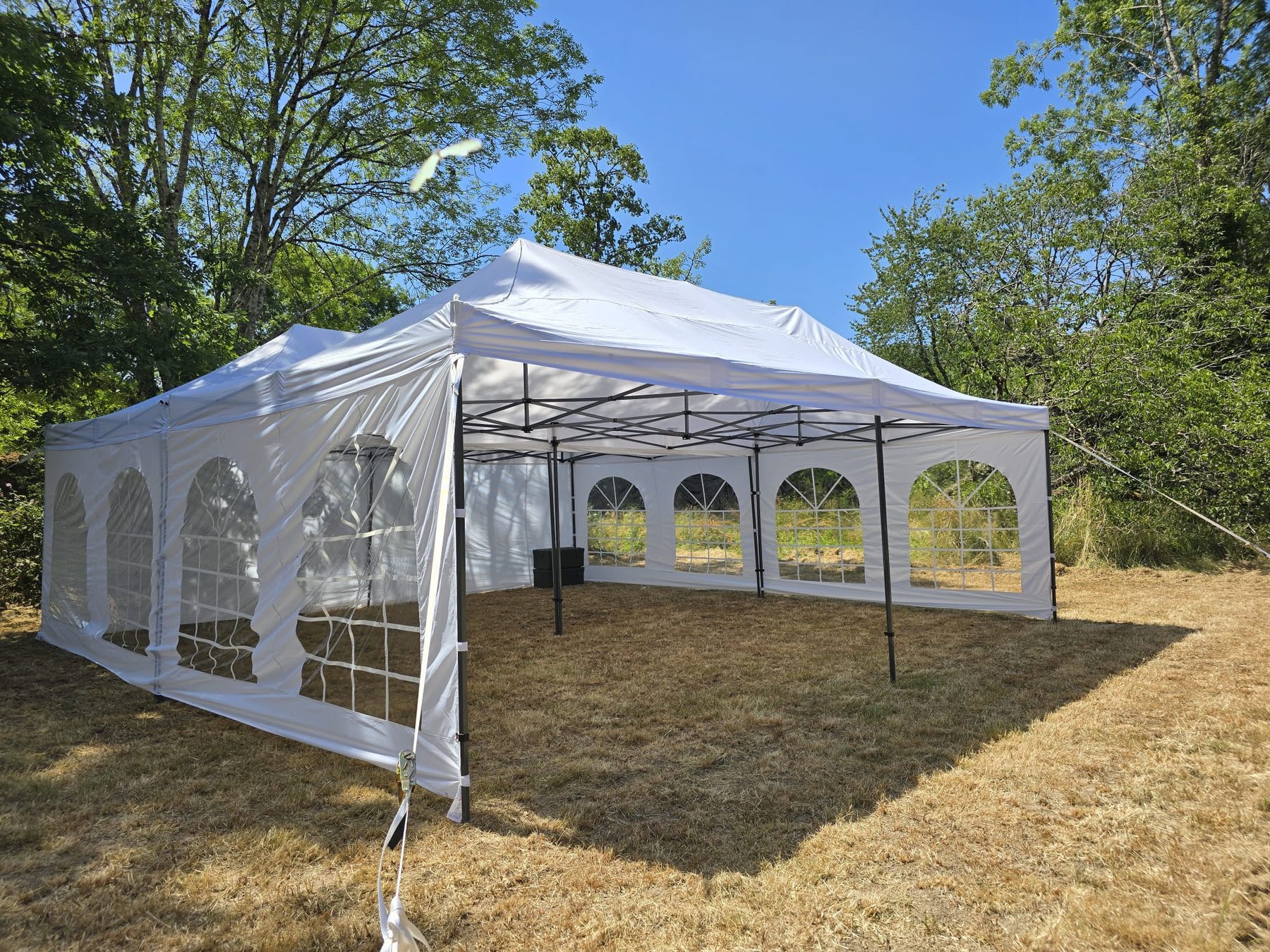 Intérieur de la tente de réception, ouverte sur le parc